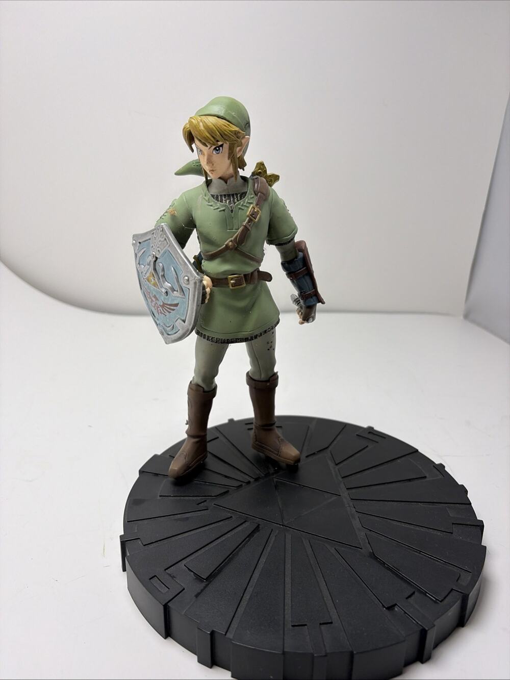 Legend of Zelda: Twilight Princess Dark Horse Deluxe Link Statue, Pre-Owned READ